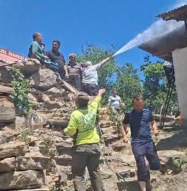 Adana&rsquo;nın Feke il&ccedil;esinde yangın &ccedil;ıkan ev kullanılamaz hale geldi 3