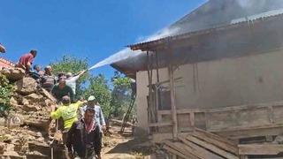 Adana’nın Feke ilçesinde yangın çıkan ev kullanılamaz hale geldi