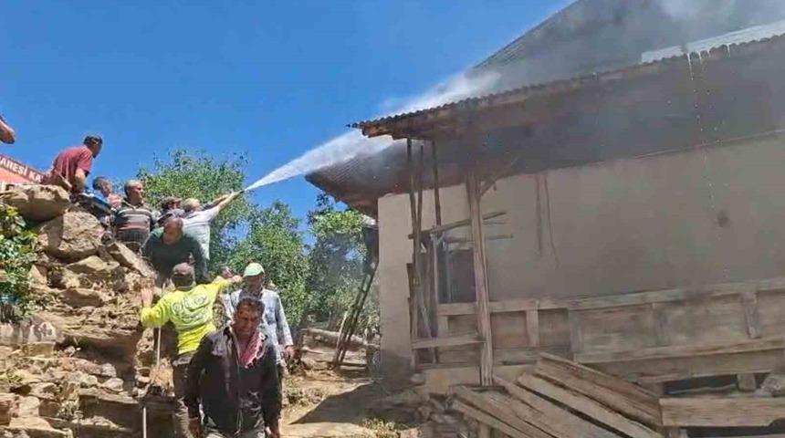 Adana&rsquo;nın Feke il&ccedil;esinde yangın &ccedil;ıkan ev kullanılamaz hale geldi