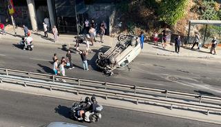 Avcılar'da otomobil ile motosiklet &ccedil;arpıştı: 2 yaralı