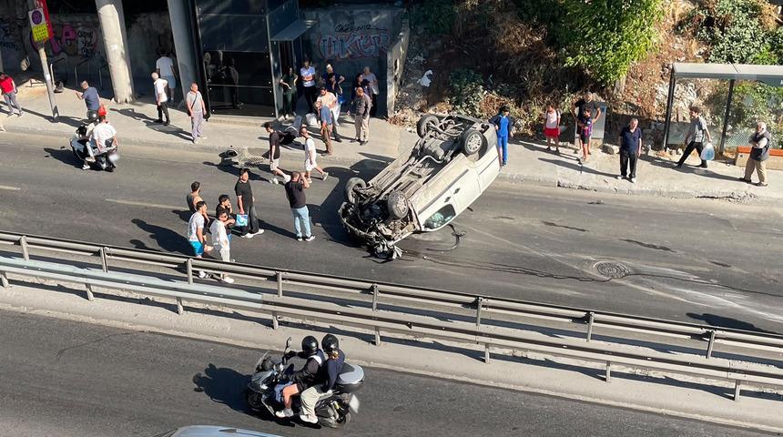 Avcılar'da otomobil ile motosiklet &ccedil;arpıştı: 2 yaralı