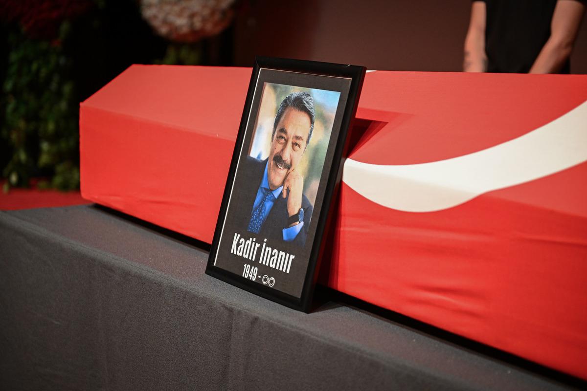 Kadir İnanır ın cenaze t&ouml;reninde İlyas Salman ile fotoğraf &ccedil;ektirme yarışı 1