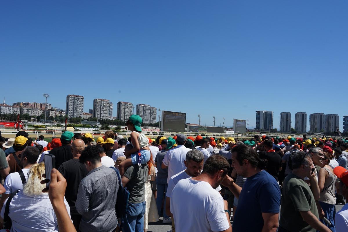 Son dakika | 100. Gazi Koşusu nda nefes kesen yarış! Hipodromda bayram havası: Şampiyon Bay Nal&ccedil;akan 3