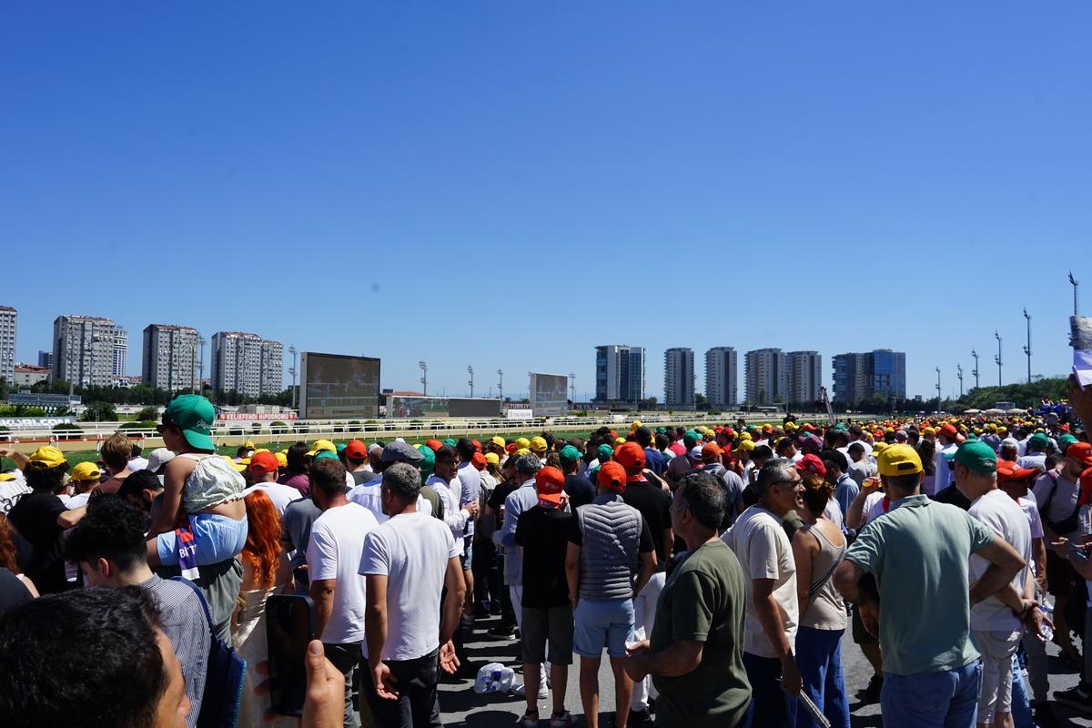 Son dakika | 100. Gazi Koşusu nda nefes kesen yarış! Hipodromda bayram havası: Şampiyon Bay Nal&ccedil;akan 11