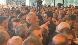 Kadir İnanır&rsquo;ın cenazesinde hareketli anlar! Kılı&ccedil;daroğlu gelince...