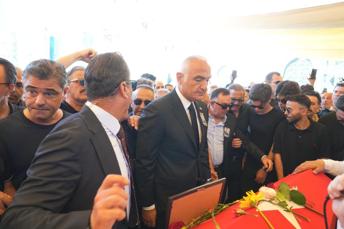 Kadir İnanır son yolculuğuna uğurlandı! Bakan Ersoy: "İkinci bir Kadir İnanır olmayacak" 2