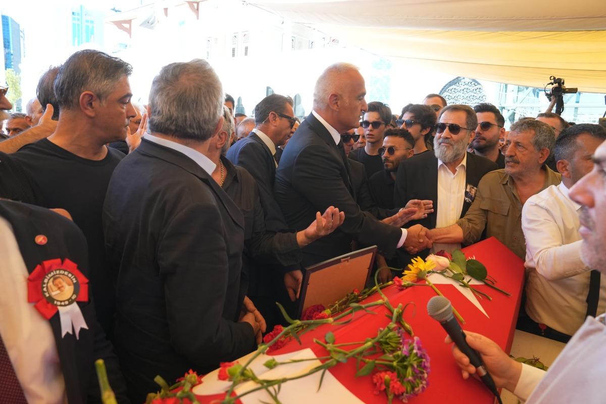 Kadir İnanır son yolculuğuna uğurlandı! Bakan Ersoy: "İkinci bir Kadir İnanır olmayacak" 3