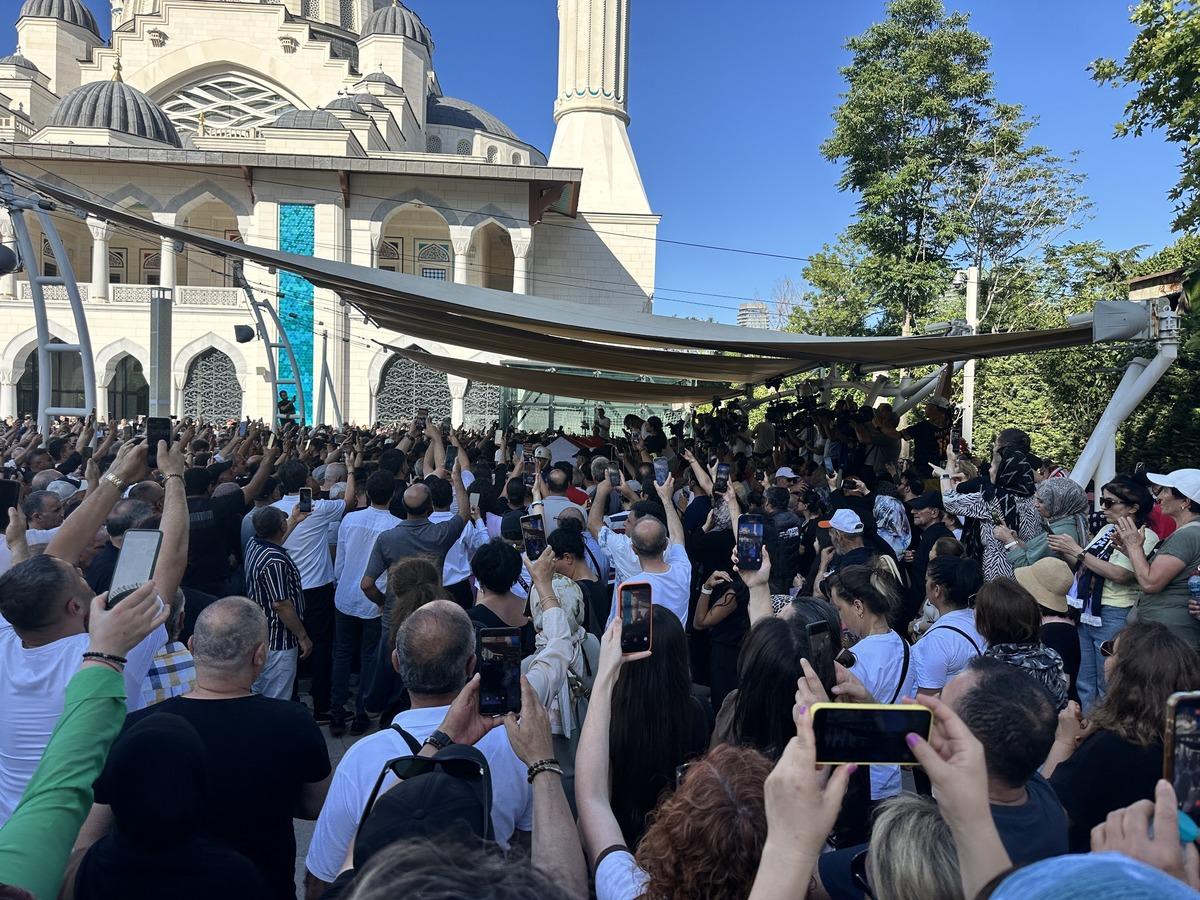 Binlerce kişi yalnız bırakmadı! Kadir İnanır son yolculuğuna b&ouml;yle uğurlandı 2