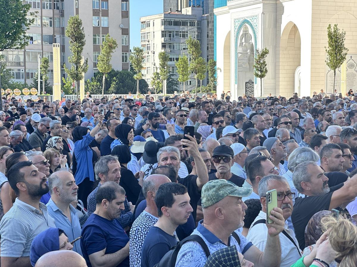 Binlerce kişi yalnız bırakmadı! Kadir İnanır son yolculuğuna b&ouml;yle uğurlandı 3