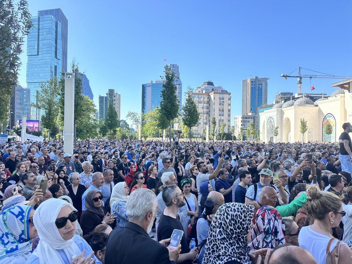 Binlerce kişi yalnız bırakmadı! Kadir İnanır son yolculuğuna b&ouml;yle uğurlandı 4