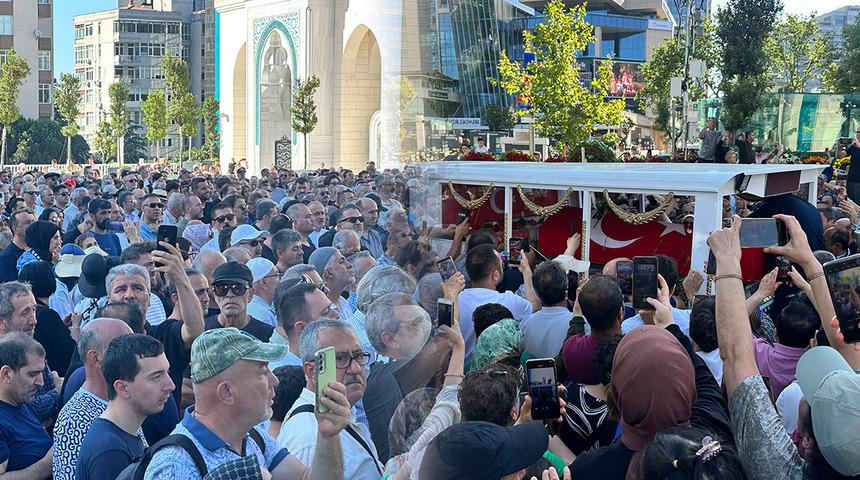 Binlerce kişi yalnız bırakmadı! Kadir İnanır son yolculuğuna b&ouml;yle uğurlandı