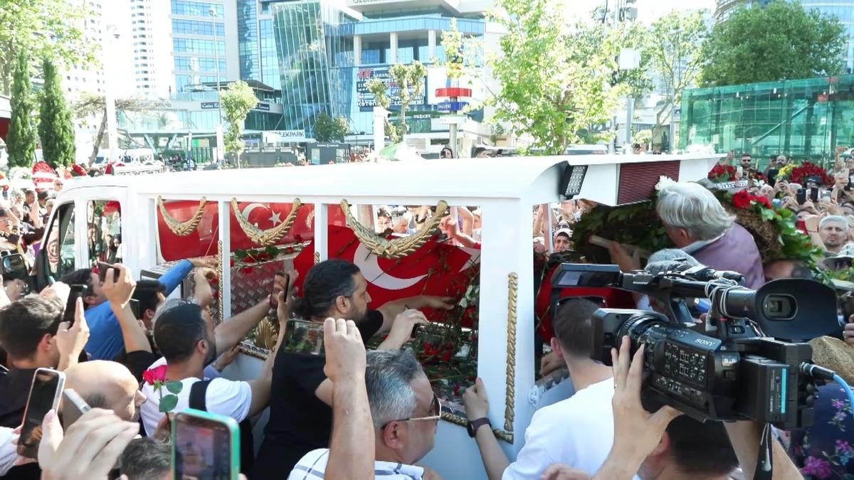 Mahsun Kırmızıg&uuml;l Kadir İnanır ın cenazesinden sonra siyaset&ccedil;ileri eleştirdi 3