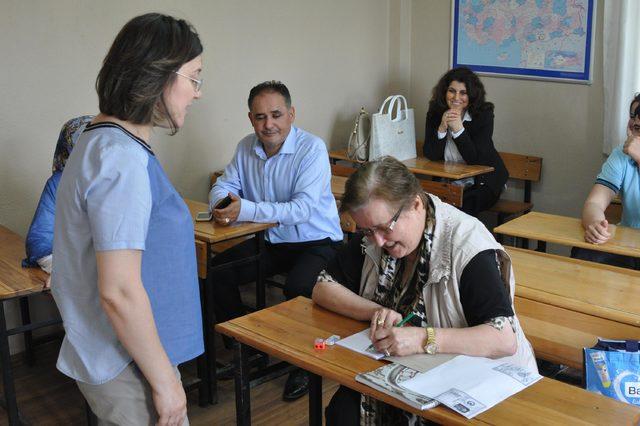 Almanya'dan emekli 70 yaşındaki gurbetçi kadın, okuma yazma öğrenecek