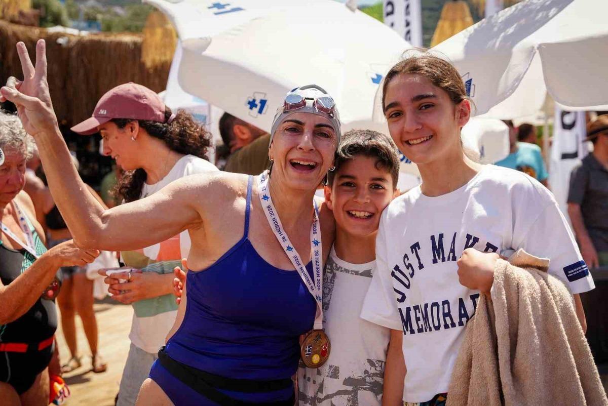 Meis-Kaş Y&uuml;zme Maratonu&rsquo;nda sporcular dostluk i&ccedil;in kula&ccedil; attı 1