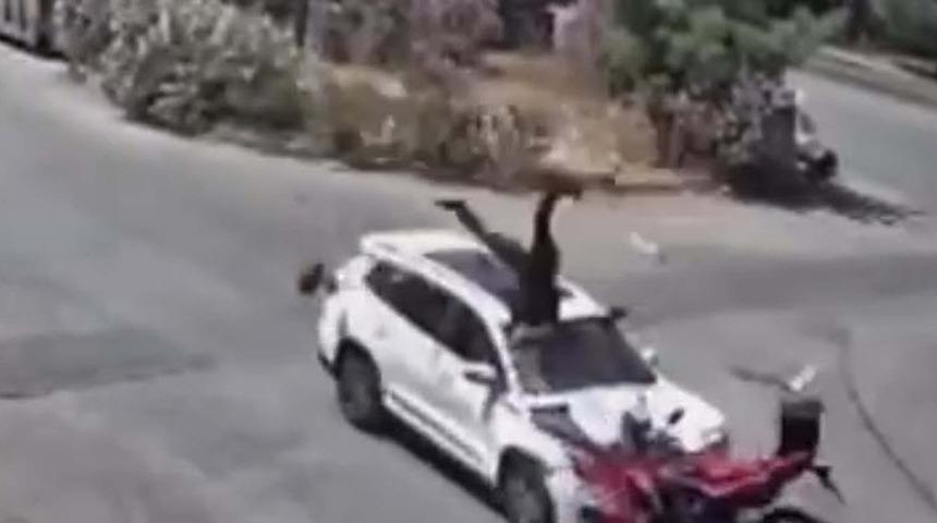 Yer: İzmir! 15 yaşındaki s&uuml;r&uuml;c&uuml;n&uuml;n &ccedil;arptığı motosikletin s&uuml;r&uuml;c&uuml;s&uuml; ağır yaralandı