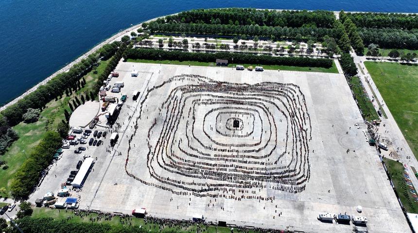 Yer: İstanbul! 5 bin kişi aynı anda horon oynayarak Guinness Rekorlar Kitabı'na girdi