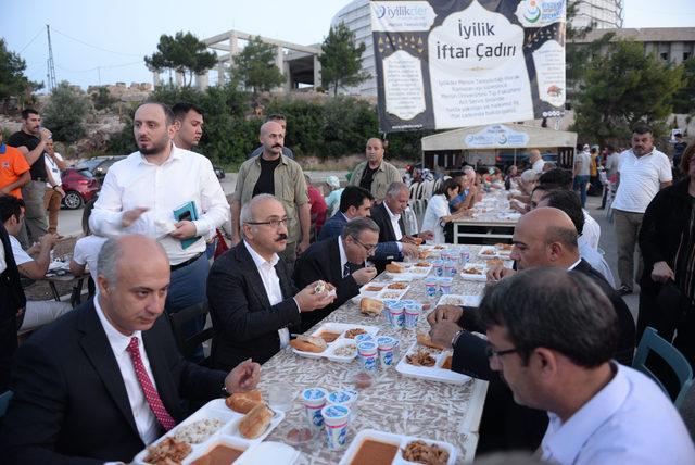 Kalkınma Bakanı Elvan, iftar çadırında vatandaşla buluştu