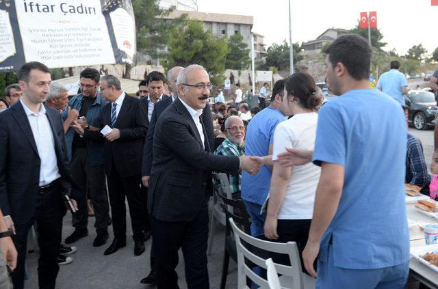 Kalkınma Bakanı Elvan, iftar çadırında vatandaşla buluştu