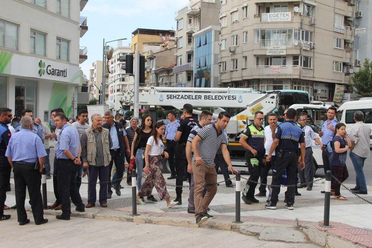 Manisa'da İYİ Partililer ile zabıtalar arasında arbede!  G3