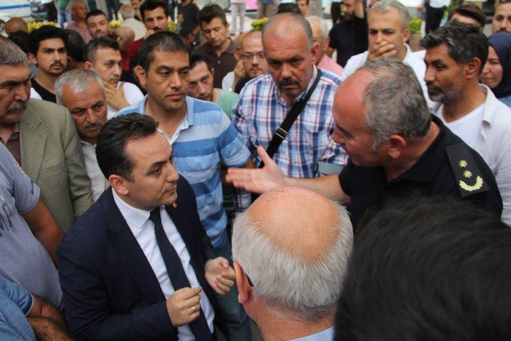 Manisa'da İYİ Partililer ile zabıtalar arasında arbede!  G4