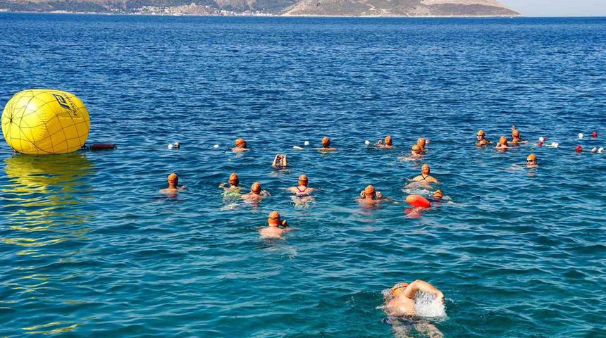 Meis-Kaş Y&uuml;zme Maratonu&rsquo;nda sporcular dostluk i&ccedil;in kula&ccedil; attı