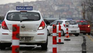 Ehliyet i&ccedil;in başvurmuştu! Direksiyon sınavı gece yapılacak