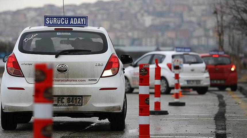 Ehliyet i&ccedil;in başvurmuştu! Direksiyon sınavı gece yapılacak