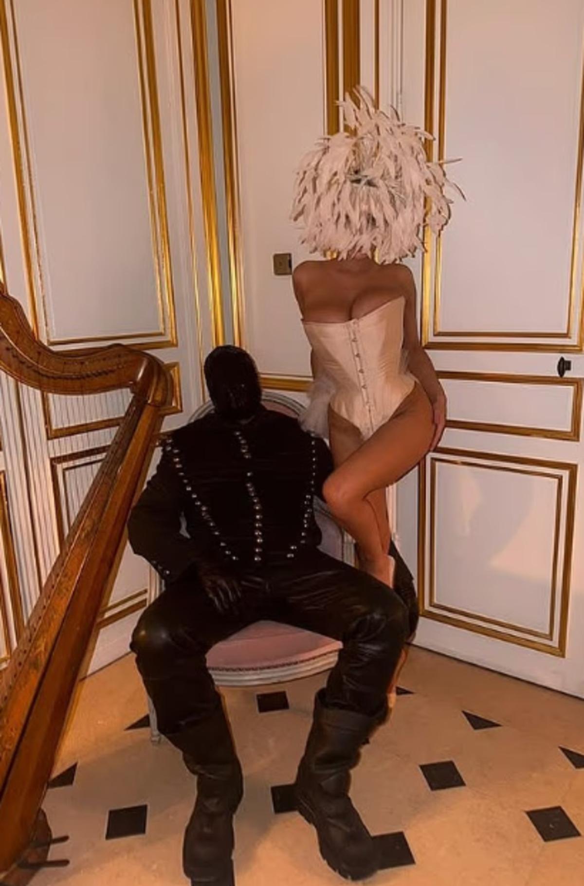 Kanye West ve Bianca Censori kutlamada! Bu sefer elbisenin belden aşağısını s&ouml;kt&uuml; attı 3