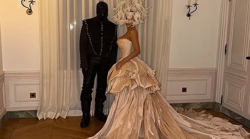 Kanye West ve Bianca Censori kutlamada! Bu sefer elbisenin belden aşağısını s&ouml;kt&uuml; attı