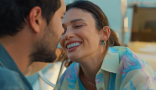 Yeni b&ouml;l&uuml;m &ouml;ncesi yorum yağdı! "Tam bir romantik komedi"