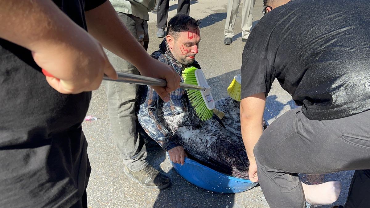 D&uuml;ğ&uuml;n sabahı işkence gibi eğlence! Damada &ccedil;an takıp fır&ccedil;a ile yıkadılar 3