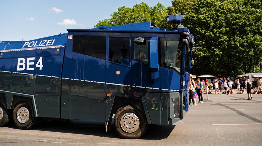 41 dereceyi g&ouml;ren kentte polis, halkı tayzikli suyla serinletti