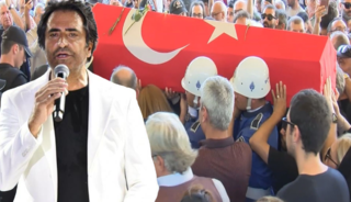 Cenazede g&ouml;rd&uuml;kleri kızdırdı! Siyaset&ccedil;ilere sert &ccedil;ıktı