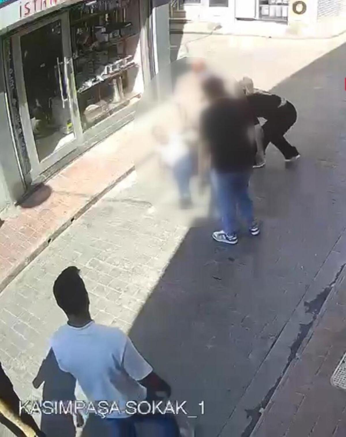 Taciz iddiası sonrası ortalık kan g&ouml;l&uuml;ne d&ouml;nd&uuml;! Gelen bı&ccedil;akladı, giden bı&ccedil;akladı 3