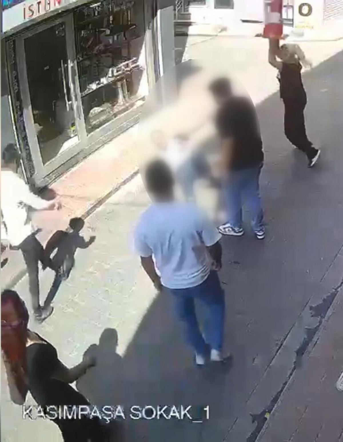 İstanbul da iğren&ccedil; olay! 15 yaşındaki kız &ccedil;ocuğunu taciz etti: Kızın ailesi yaşlı adamı bı&ccedil;akladı 2