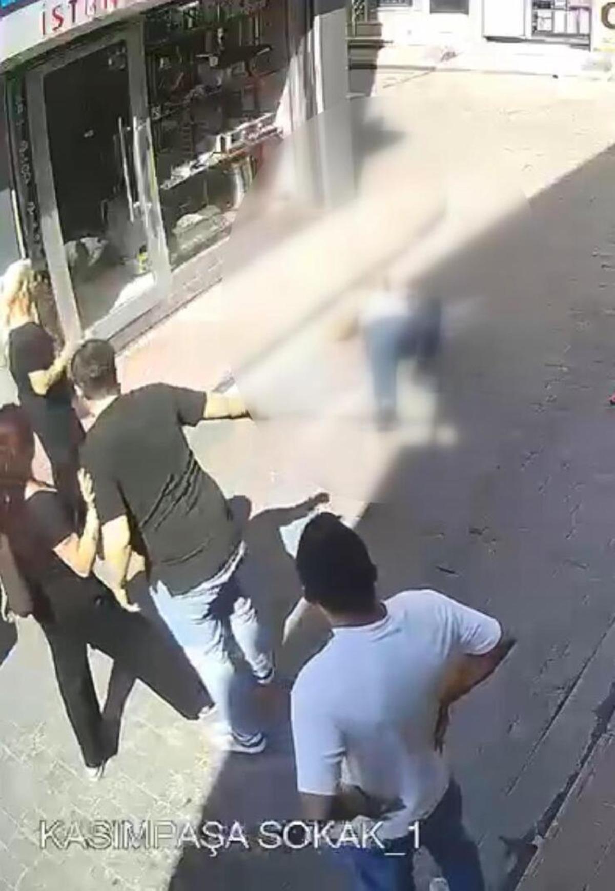 İstanbul da iğren&ccedil; olay! 15 yaşındaki kız &ccedil;ocuğunu taciz etti: Kızın ailesi yaşlı adamı bı&ccedil;akladı 3