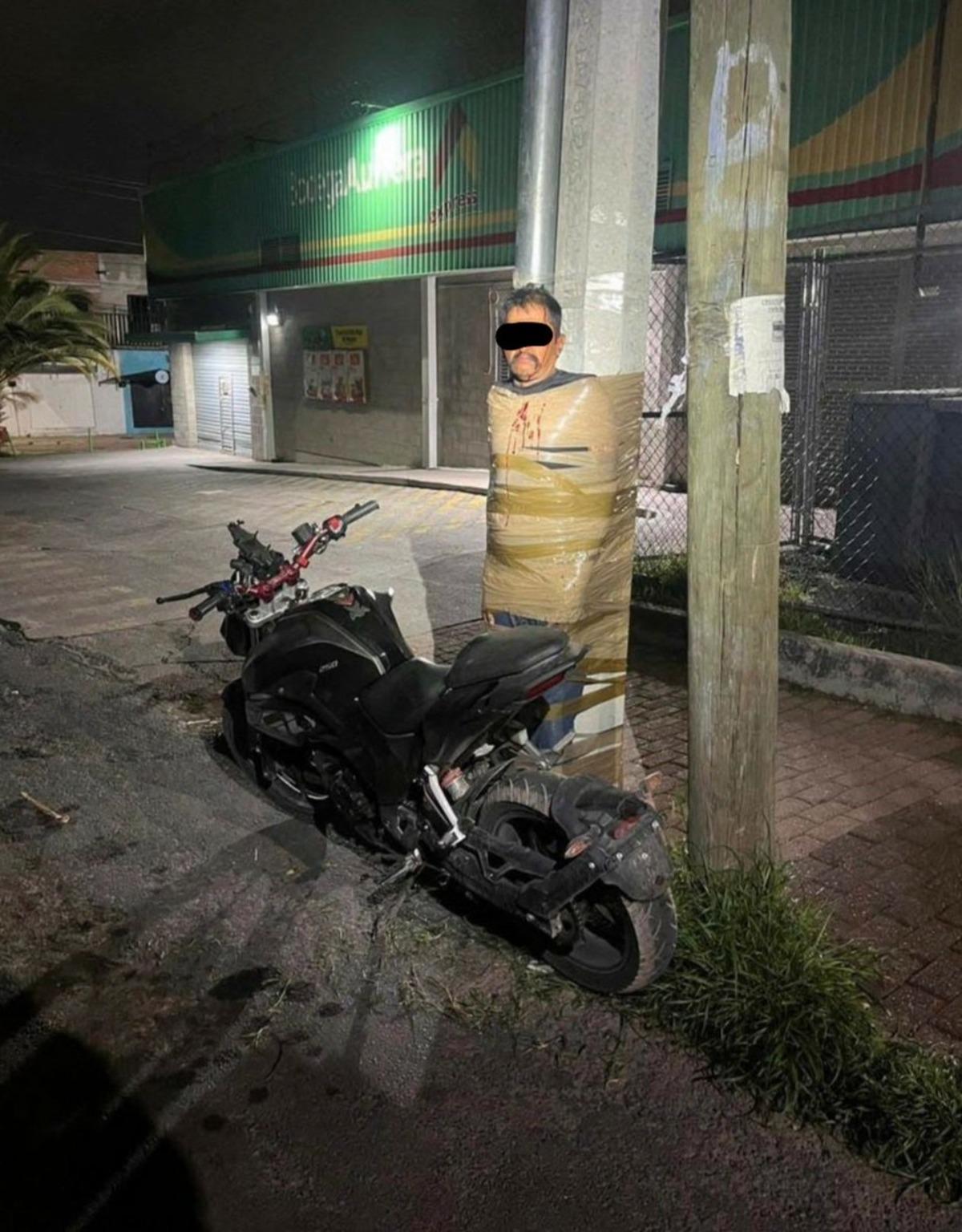 Batman gibi hırsız avlayıp direğe bağladı! G&ouml;r&uuml;nt&uuml;ler g&uuml;ndem oldu 1