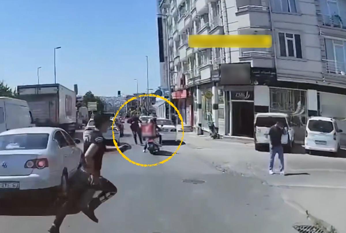 Polis, motokuryenin motoruna binip su&ccedil;lu kovaladı! İstanbul sokaklarında oyunları aratmayan anlar 1
