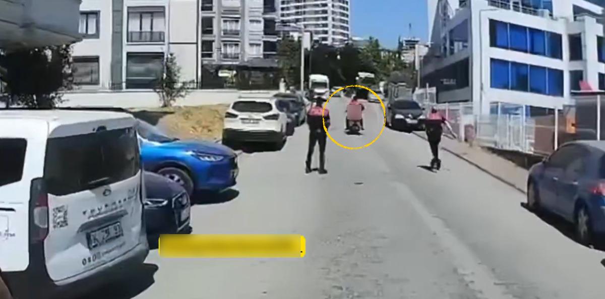 Polis, motokuryenin motoruna binip su&ccedil;lu kovaladı! İstanbul sokaklarında oyunları aratmayan anlar 5