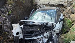 Giresun'da kanala d&uuml;şen otomobildeki 1 kişi &ouml;ld&uuml;, 4 kişi yaralandı