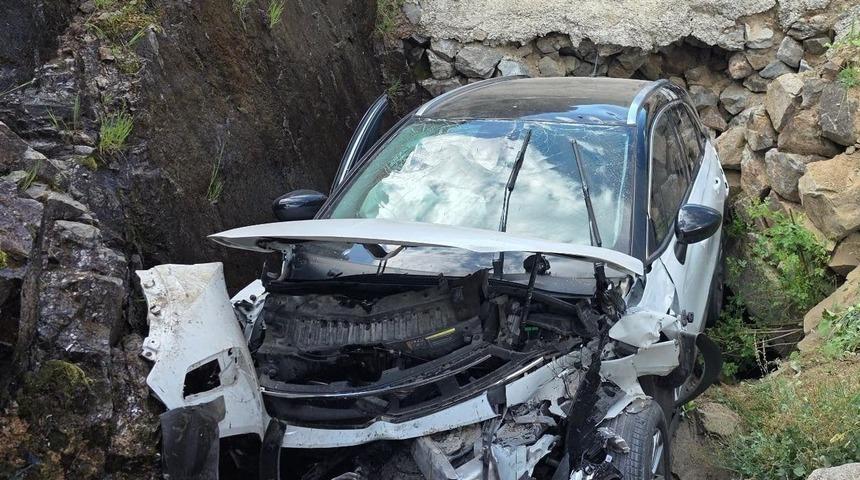 Giresun'da kanala d&uuml;şen otomobildeki 1 kişi &ouml;ld&uuml;, 4 kişi yaralandı