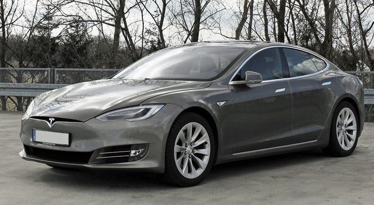 Tesla'nın 'otomatik pilotu' bu kez polis aracına çarptı  G5