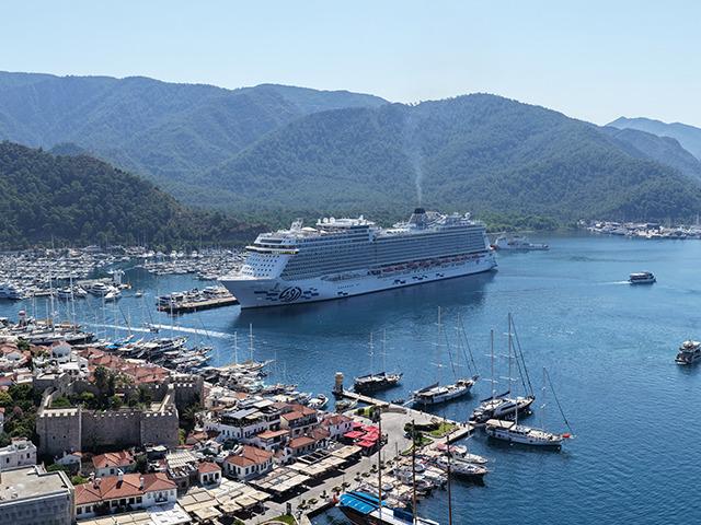 Galataport&rsquo;tan gelen "Aroya" Marmaris&rsquo;i hareketlendirdi