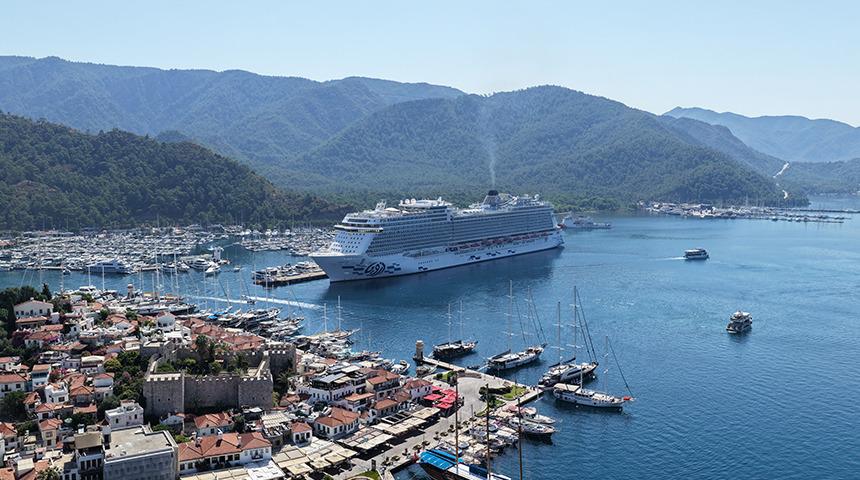 Galataport&rsquo;tan gelen "Aroya" Marmaris&rsquo;i hareketlendirdi