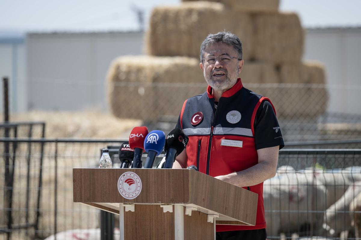 &Ccedil;ift&ccedil;ileri uyardı "R&uuml;zgar bizden yana" diyerek a&ccedil;ıkladı! Bakan Yumaklı: "T&uuml;m zamanların rekorunu kırıyoruz" 1