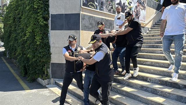 K&uuml;&ccedil;&uuml;k&ccedil;ekmece de 1 kişinin &ouml;ld&uuml;ğ&uuml; silahlı saldırıya ilişkin 2 ş&uuml;pheli yakalandı 1