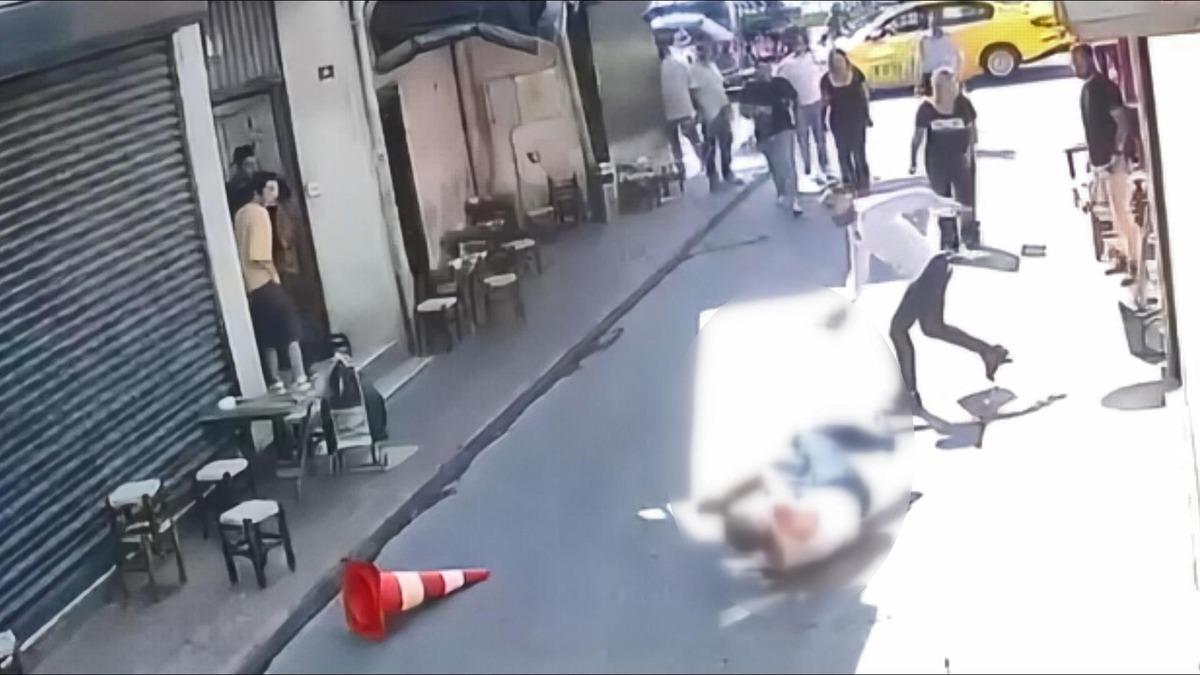 İstanbul da iğren&ccedil; olay! 15 yaşındaki kız &ccedil;ocuğunu taciz etti: Kızın ailesi yaşlı adamı bı&ccedil;akladı 4