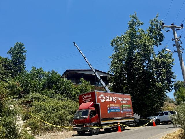 Antalya da eşya taşırken elektrik akımına kapılan 2 kişi &ouml;ld&uuml; 1