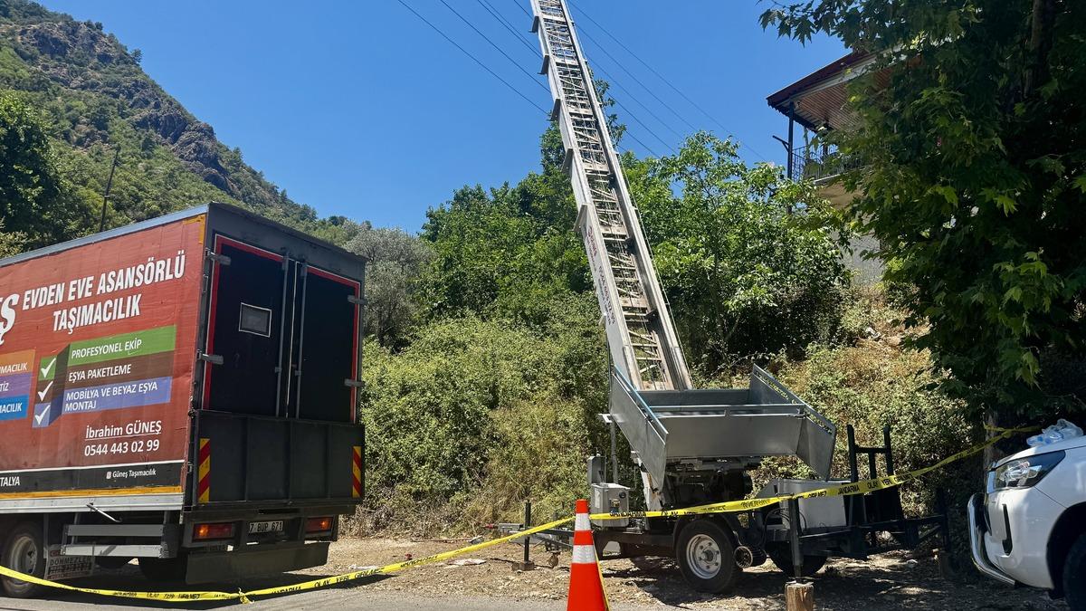 Antalya'da eşya taşırken elektrik akımına kapılan 2 kişi öldü