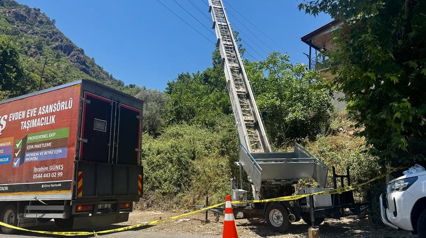 Antalya'da eşya taşırken elektrik akımına kapılan 2 kişi &ouml;ld&uuml;